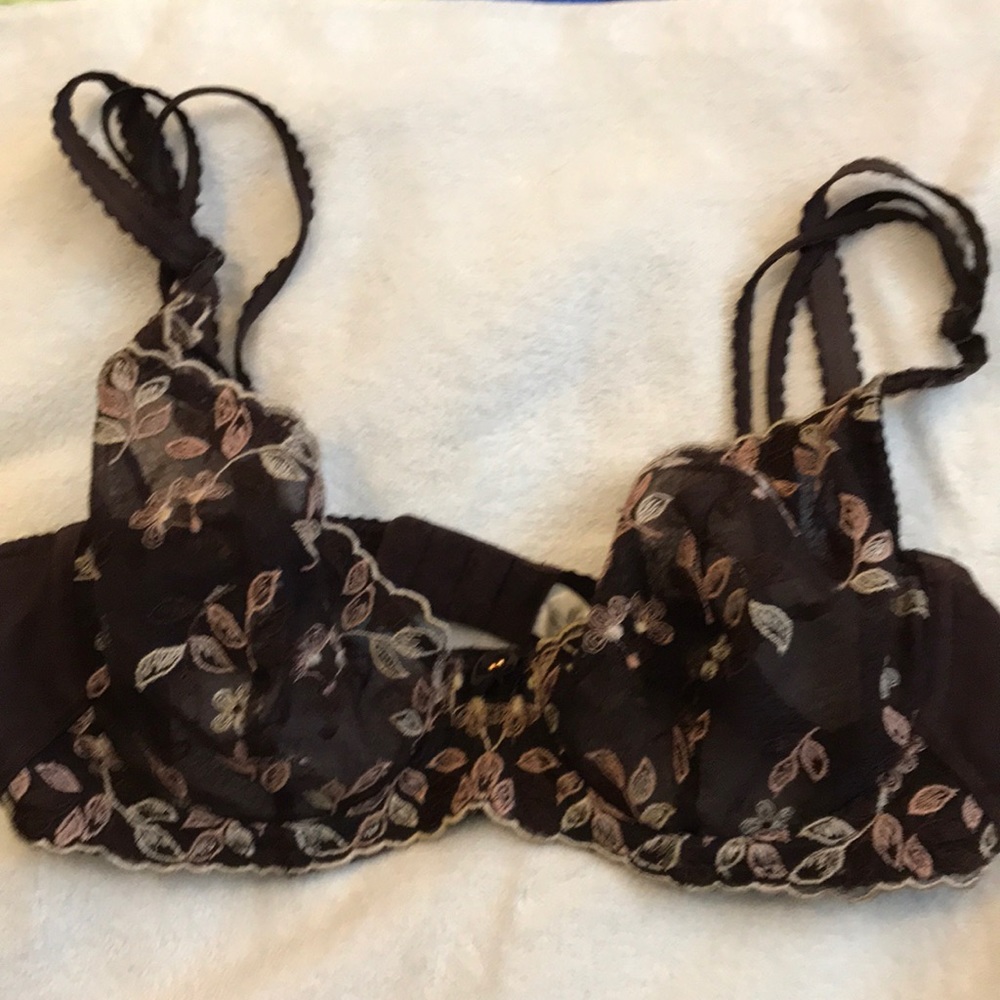 Pretty embellished bra w/fully adjustable straps